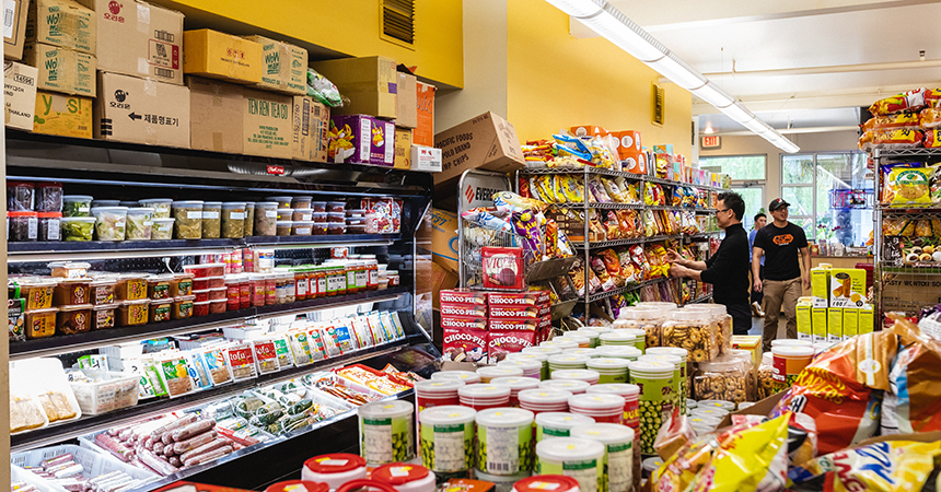 an aisle in a grocery store