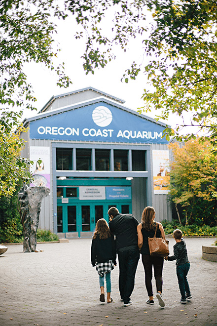 Family walking to entrance of Oregon Coast Aquarium